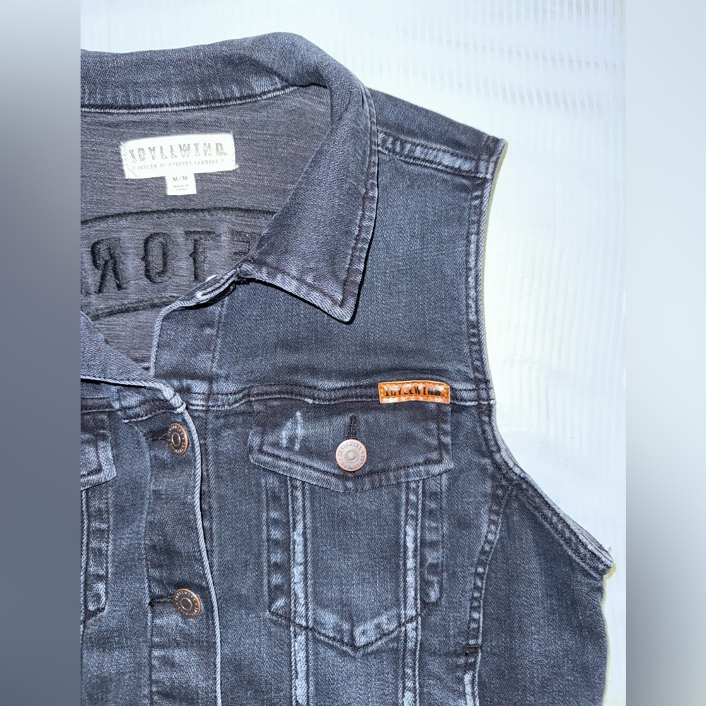 Idyllwind Denim Vest with 'FREE TO ROAM' Patch on the Back - Picture 7 of 12